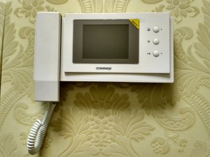 Как снять со стены домофон Commax CDV 40NM http://www.magbez.ru
