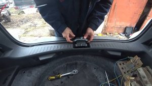 Как открыть багажник изнутри на Форд Эскейп