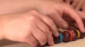 Поделки из каштанов. Веселая гусеница из каштанов и пластилина.