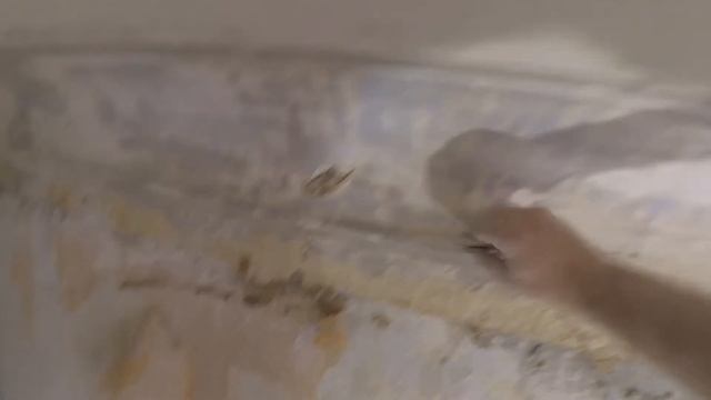 7. Еще один карниз чистим от мела. Реставрация в старом фонде. смотреть онлайн