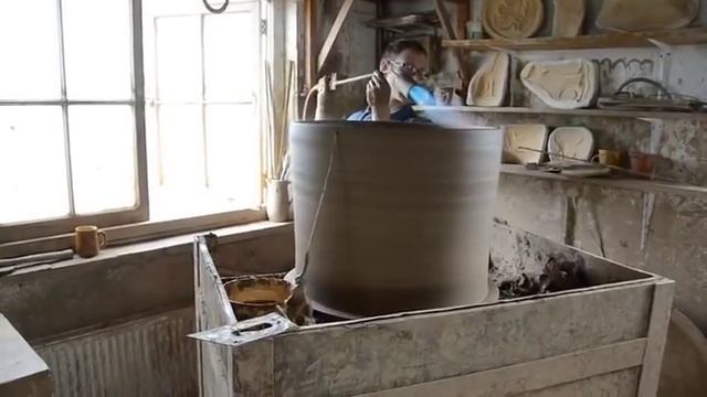 Adam Keeling throwing a two piece giant terracotta flowerpot at Whichford Pottery смотреть онлайн