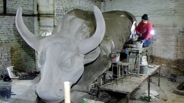 как сделать скульптуру быка из бетона 10 тонн весом зелёный бык.фирменный знак завода смотреть онлайн