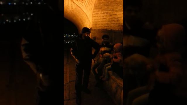 Иран.Исфахан.На мосту си о се местные иранские пац смотреть онлайн