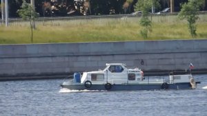 На катере Самара - Очищают реку Неву от мусора и водорослей