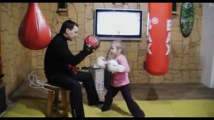 Девочка боксёр 5 лет, работа на лапах  Тренировка семьи Саадвакасс 