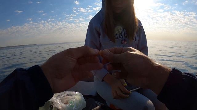Морская рыбалка с лодки на бычка в Одессе. Первая рыбалка Каролины на бычка. Подводная съемка! смотреть онлайн
