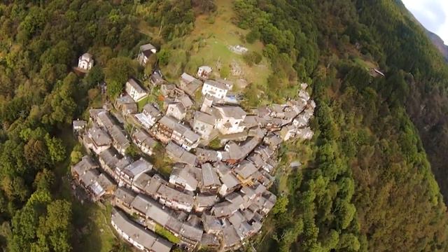 Monteviascо: Горная деревня, 1,400 ступеней пешком