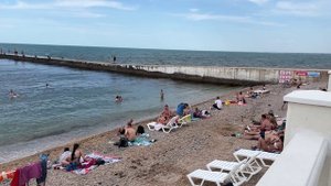 Пляж  у парка  Победы в Севастополе. Отдых в Крыму в сезон