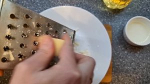 Лайфхак, хитрость. Как легко натереть сыр на терке. Трем сыр!