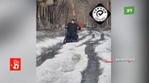 Застрял на инвалидной коляске в снежном месиве