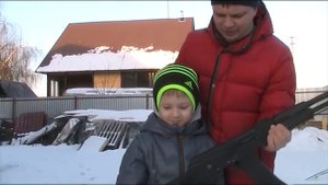 Папа с Маратом испытывают автомат калашникова с пластиковыми пульками для страйкбола видео