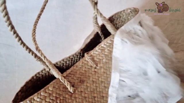 D.I.Y. Woven bag : ตกแต่งกระเป๋าสานผักตบชวา ด้วยริบบิ้นขนนก และของตกแต่งรูปแมว смотреть онлайн