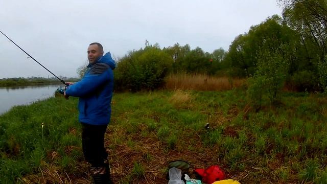 На что клюёт лучше? Поплавок или фидер. Рыбалка на озере весна 2020 смотреть онлайн