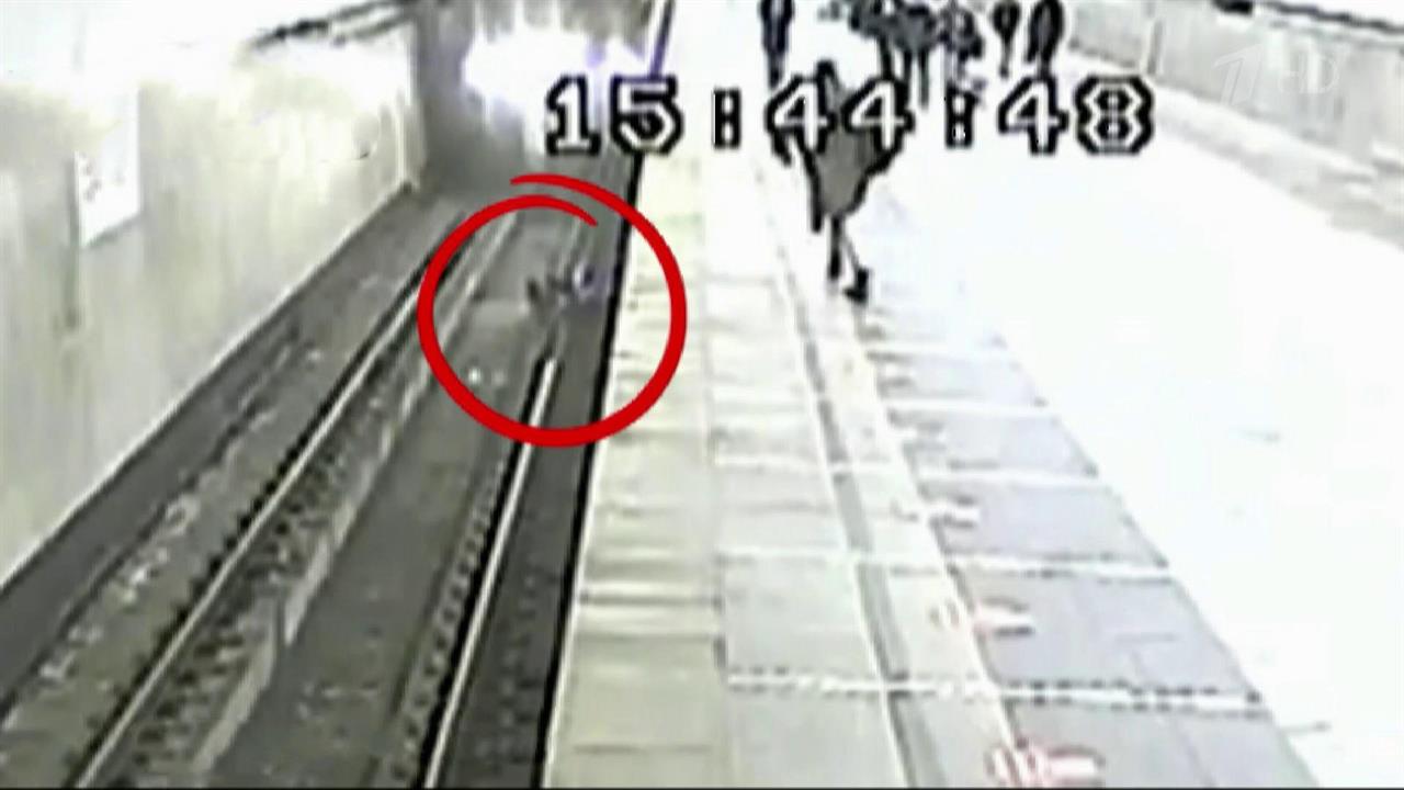 Парень столкнул девушку под поезд. Ребенок упал на рельсы в метро. Рельсы метро.
