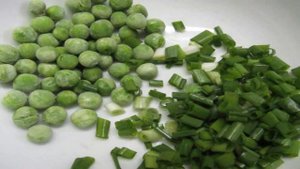 Салат из отварной рыбы с яйцом и горошком