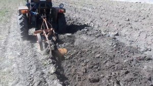 Старий Xingtai 120 і двокорпусний плуг 30 років в роботі