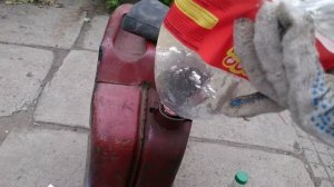 Легко и быстро чистим канистру от ржавчины