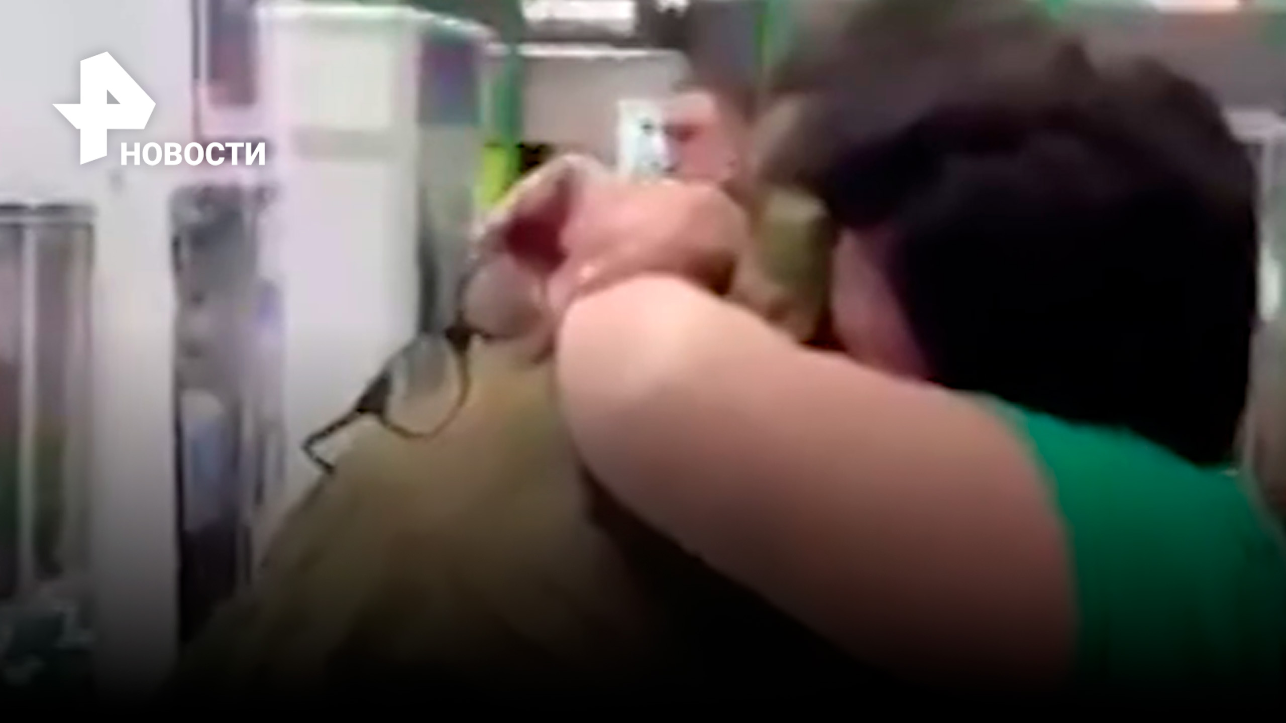 Сын вернулся с фронта к маме: трогательные кадры встречи спустя 9 месяцев разлуки / РЕН Новости