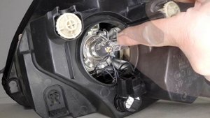 How to replace the headlight bulb on the Fiat Grande Punto 2006 to 2015