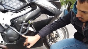 Мотосалон на диване Honda VFR 800