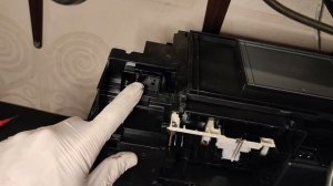 Лужа под принтером, разборка принтера Epson 2100, вывод слива чернил, чистка памперса