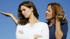 МАТЕРИНСКИЙ КАПКАН: ПОЧЕМУ ЖИЗНЬ С МАМОЙ РАЗРУШАЕТ ВАШУ ЛИЧНОСТЬ