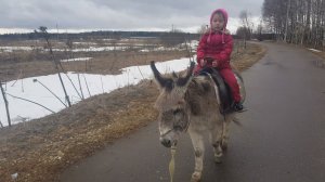 КАК РАЗВЛЕКАЕТСЯ РЕБЕНОК В ДЕРЕВНЕ