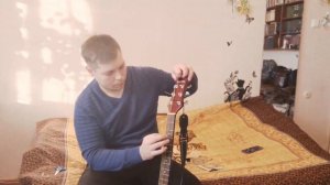 УРОКИ ИГРЫ НА ГИТАРЕ для начинающих (как поменять струны на акустической гитаре, настройка гитары)