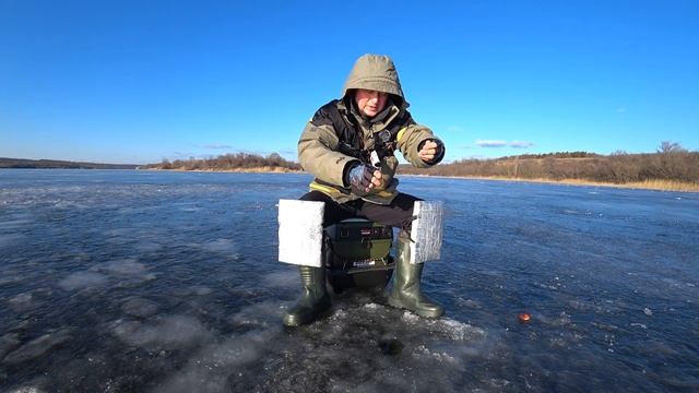 ЭТОТ ЦВЕТ РЫБА НЕ ПРОПУСКАЕ зимой! ПРИМАНКА НА ОКУНЯ смотреть онлайн