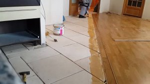 Укладка паркетной доски на фанеру и клей.