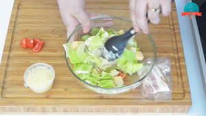 Салат цезарь с курицей и беконом