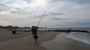 Рыбалка на черных камнях! Чудище морское!!!