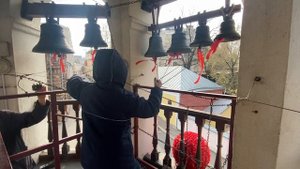 Пасхальный колокольный звон в Храме Сергия Радонежского в Крапивниках. Звонарь Егор Чухлеб
