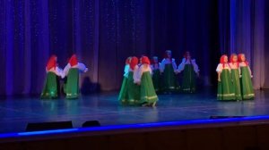 Гляжу в озера синие.