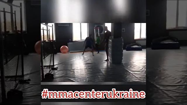 #Утроначинаетсянескофе игровая разминка) Бойцы ММА тоже умеют играть в футбол)))))???