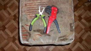 2 инструмента для зачистки проводов