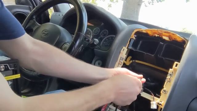 2001-2006 Hyundai Santa Fe Aftermarket Radio Installation | How to Replace a Car Radio смотреть онлайн