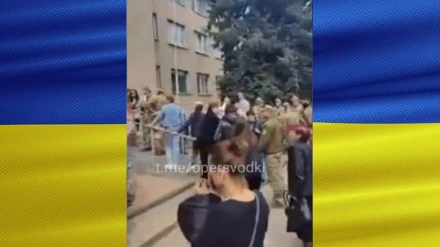 Украина 29.04.22 Жители  Закарпатской области местные и жены протестуют против отправки их мужей.