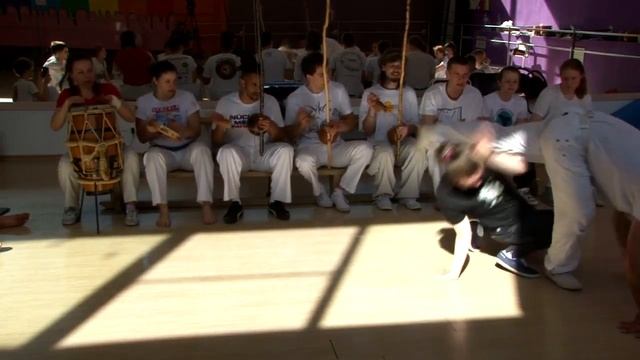 Mestre Forró x Instrutora Origami - Capoeira é minha, capoeira é sua 2016 смотреть онлайн