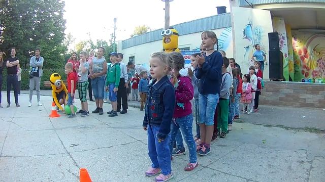 Девочка плачет от счастья