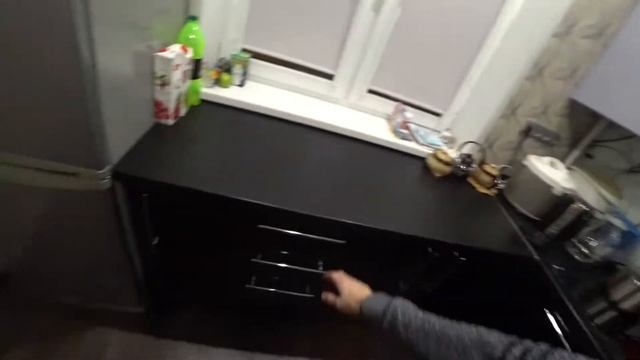 Кухня со столешницей у окна. Обзор кухни с фасадами чёрный глянец и бархатная дымка. смотреть онлайн