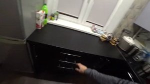 Кухня со столешницей у окна. Обзор кухни  с фасадами чёрный глянец и бархатная дымка.