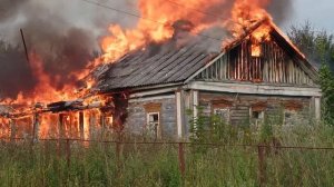 21.07.2021. Горит деревянный дом. Деревня Каменка.