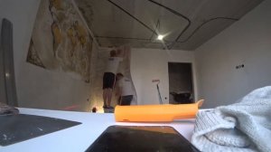 Клеим обои в детской комнате, к картой мира!!