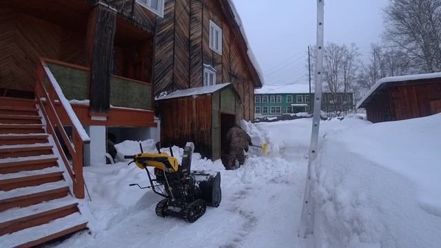 Сброс снега дома с небольшой крышки входа в подвал и зачистка снегоуборщиком HUTER SGS 8100С. смотреть онлайн