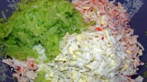 Рулет из крабовых палочек огурца и лаваша