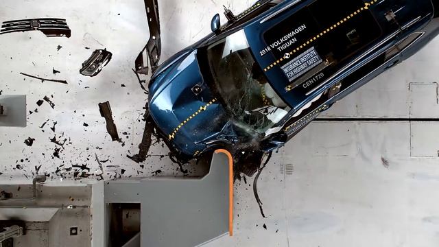 2018 Volkswagen Tiguan driver-side small overlap IIHS crash test смотреть онлайн