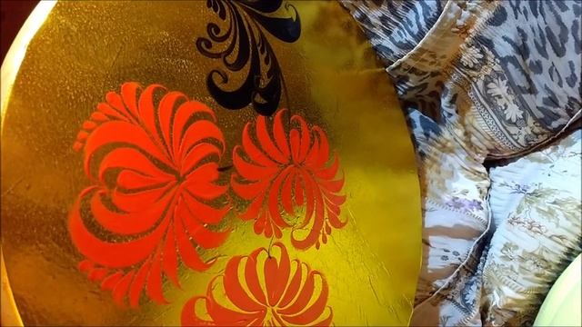 Три красных цветка. Хохлома. Композиция в круге на золотом фоне. смотреть онлайн