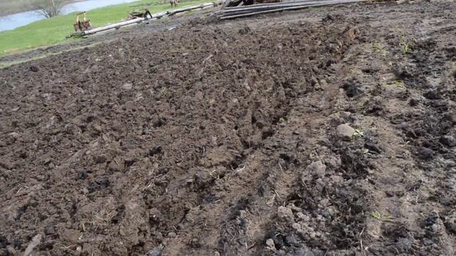 Вспашка тяжелой почвы двухкорпусным плугом