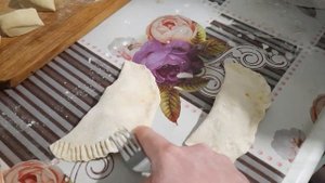 Как лепить чебуреки.